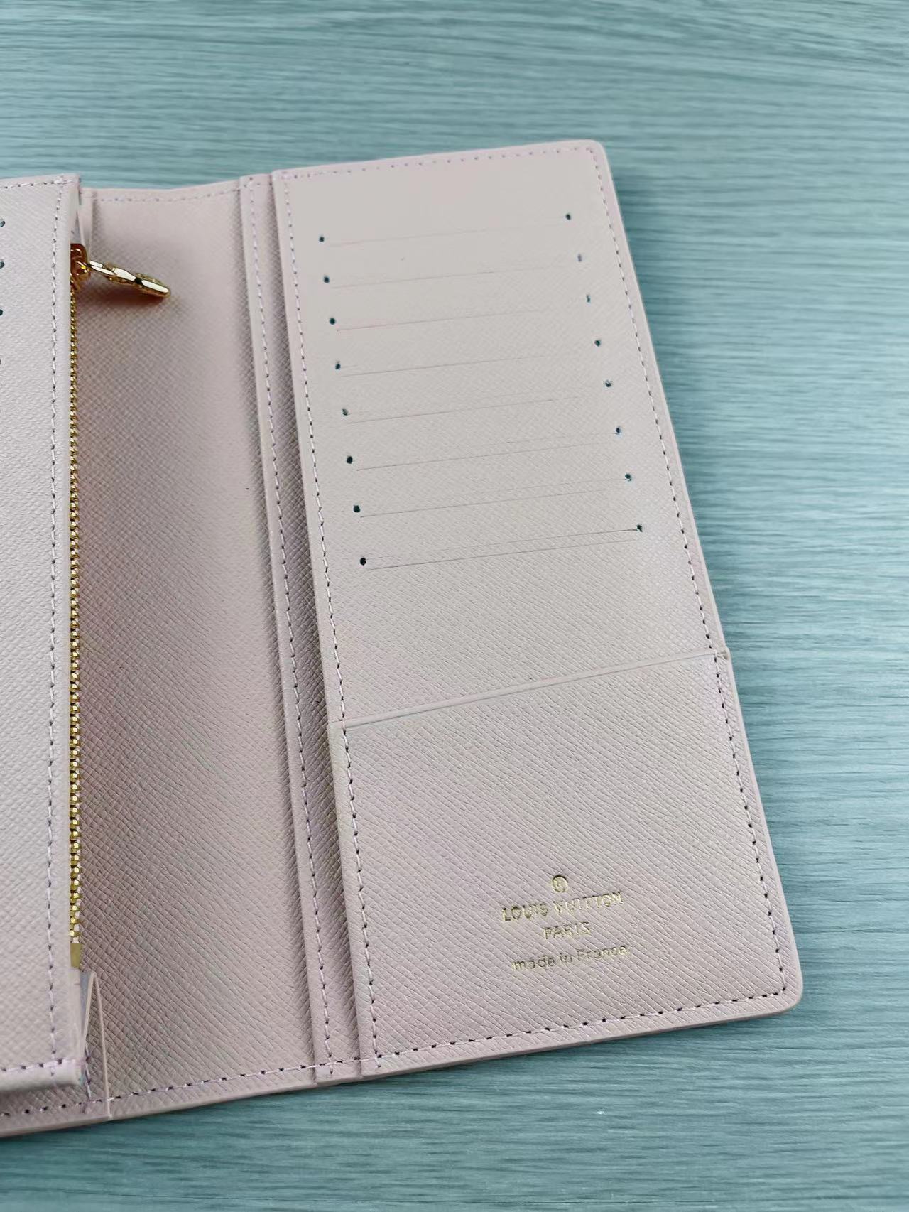 Demonstration of the bill compartment in a leather bifold wallet