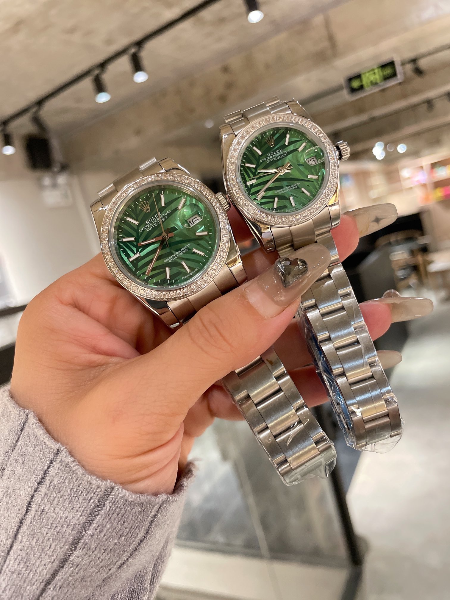 K5   劳力士 Rolex  日志 系列经典女款 实芯三珠钢带-原装压扣  设计显出独特高贵优雅女神气质316精钢表壳搭配施华洛世奇水晶钻石，纯手工镶嵌而成，女性气质，高端大气，不显浮华的风格广受成功人士喜爱，逐渐深刻人心，并备受各界女士推重。工艺精湛，糅合尊贵、典雅和独特气质于一身”},”is_vip”:false,”showCart”:false,”tags”:[{“tagId”:28732000,”tagName”:”Rolex”}],”miniapp_share”:true,”title”:” 劳力士 Rolex  日志 系列经典女款 实芯三珠钢带-原装压扣  设计显出独特高贵优雅女神气质316精钢表壳搭配施华洛世奇水晶钻石，纯手工镶嵌而成，女性气质，高端大气，不显浮华的风格广受成功人士喜爱，逐渐深刻人心，并备受各界女士推重。工艺精湛，糅合尊贵、典雅和独特气质于一身