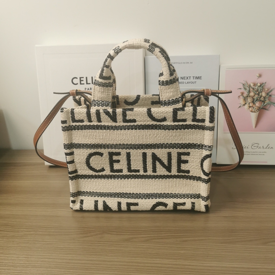 CELINE新品上线新推出BAIEDESANGES夏季系列大间缝隙柔软织物的材料!营造出度假️氛围特别亮