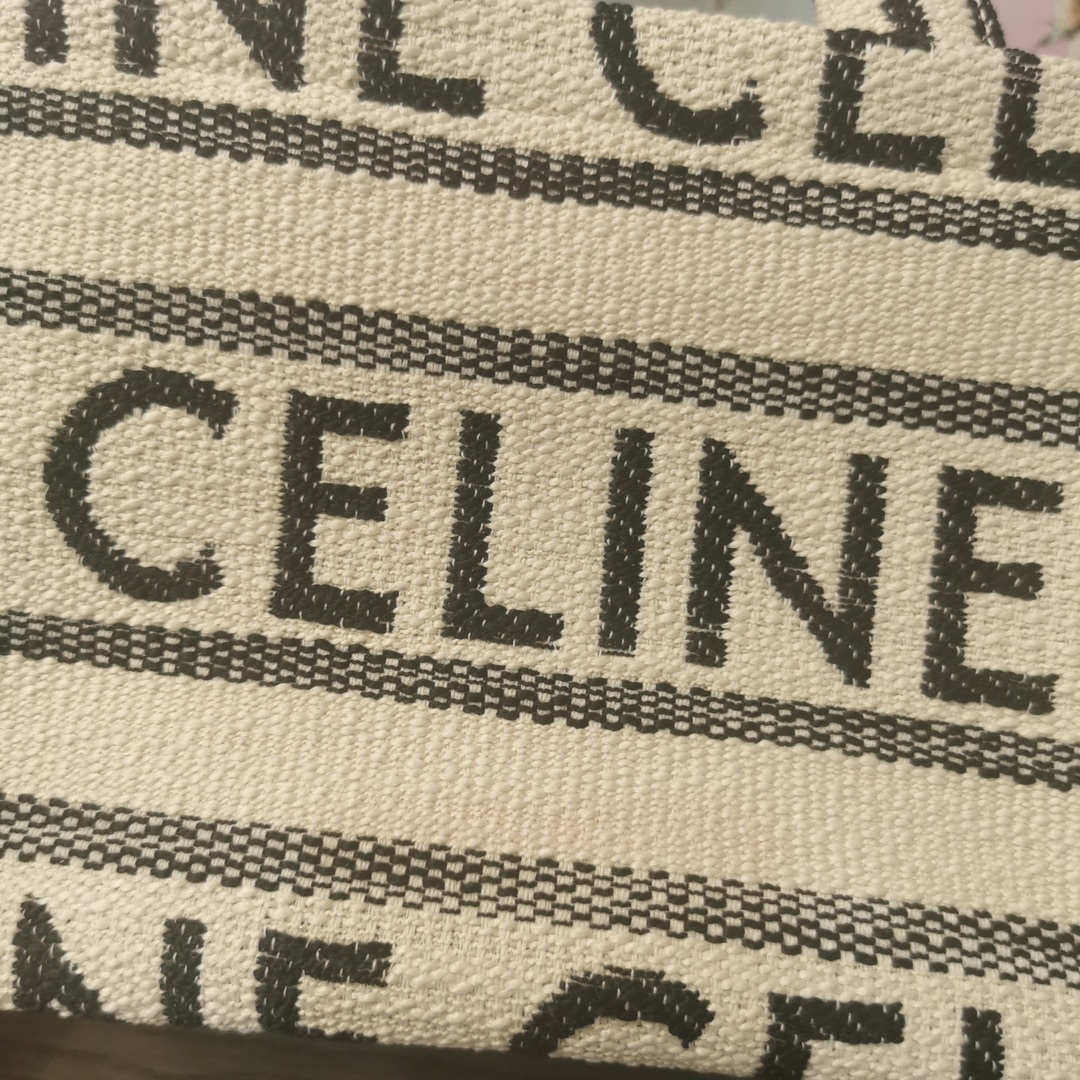 CELINE新品上线新推出BAIEDESANGES夏季系列大间缝隙柔软织物的材料!营造出度假️氛围特别亮