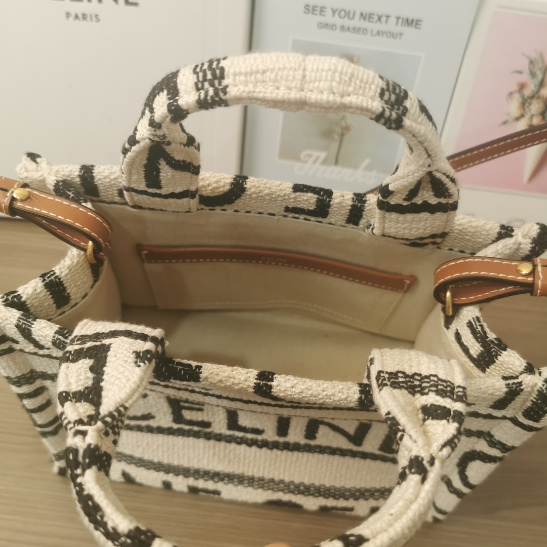 CELINE新品上线新推出BAIEDESANGES夏季系列大间缝隙柔软织物的材料!营造出度假️氛围特别亮