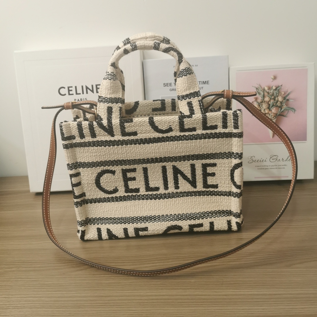 CELINE新品上线新推出BAIEDESANGES夏季系列大间缝隙柔软织物的材料!营造出度假️氛围特别亮