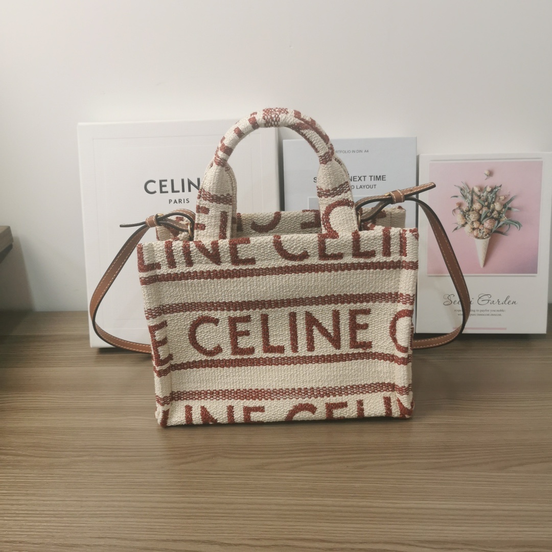 CELINE新品上线新推出BAIEDESANGES夏季系列大间缝隙柔软织物的材料!营造出度假️氛围特别亮