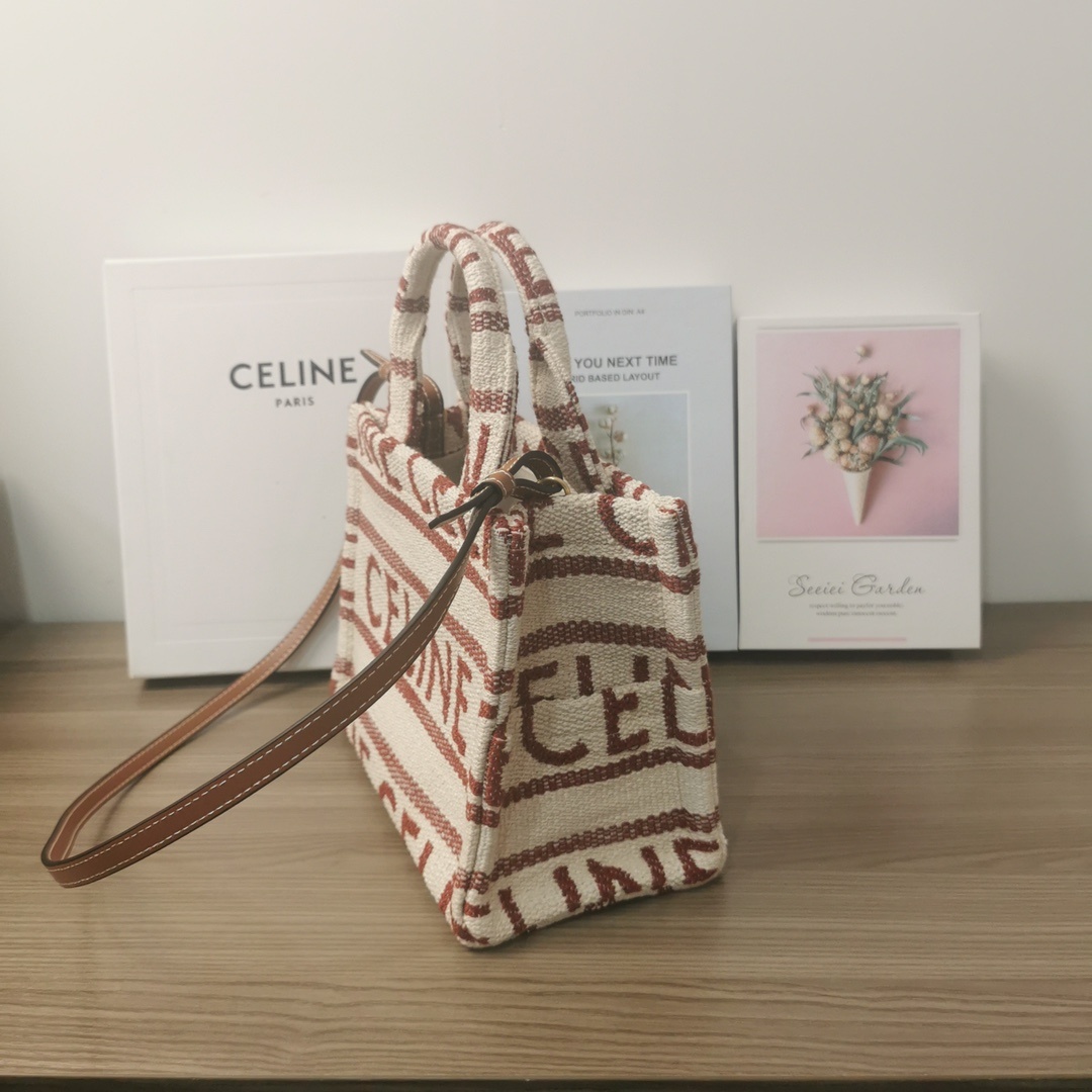 CELINE新品上线新推出BAIEDESANGES夏季系列大间缝隙柔软织物的材料!营造出度假️氛围特别亮