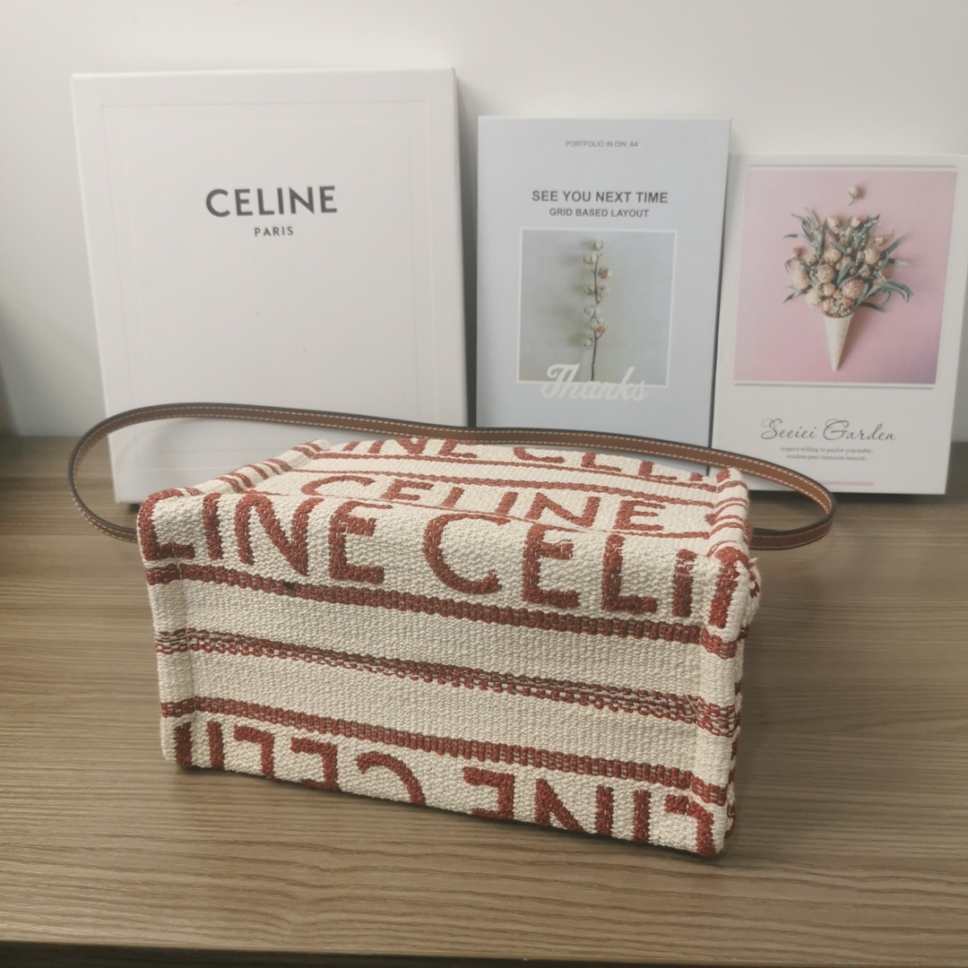 CELINE新品上线新推出BAIEDESANGES夏季系列大间缝隙柔软织物的材料!营造出度假️氛围特别亮