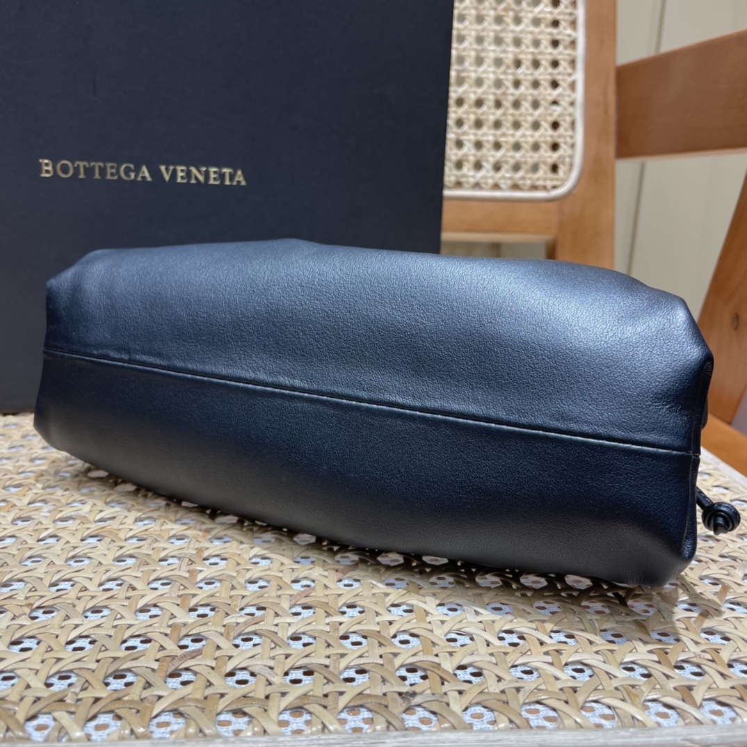 Bottega Veneta 𝙏𝙃𝙀 𝙈𝙄𝙉𝙄 𝙋𝙊𝙐𝘾𝙃 22CM 云朵包 585852黑色