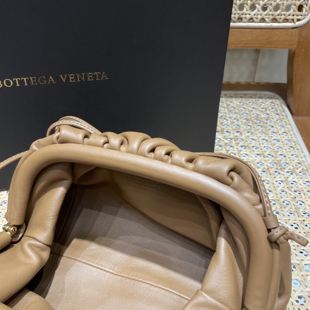 Bottega Veneta 𝙏𝙃𝙀 𝙈𝙄𝙉𝙄 𝙋𝙊𝙐𝘾𝙃 22CM 云朵包 585852焦糖色