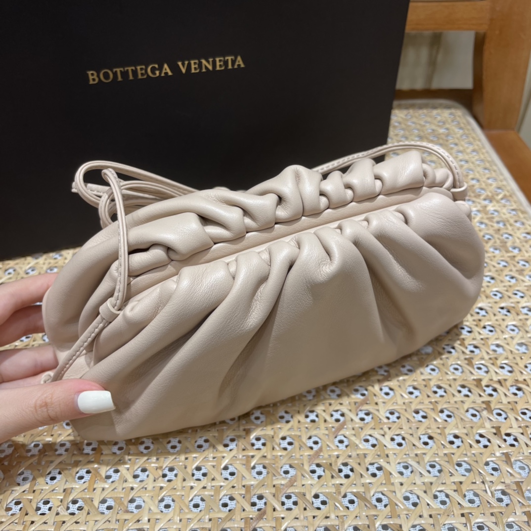 Bottega Veneta 𝙏𝙃𝙀 𝙈𝙄𝙉𝙄 𝙋𝙊𝙐𝘾𝙃 22CM 云朵包 585852奶茶色