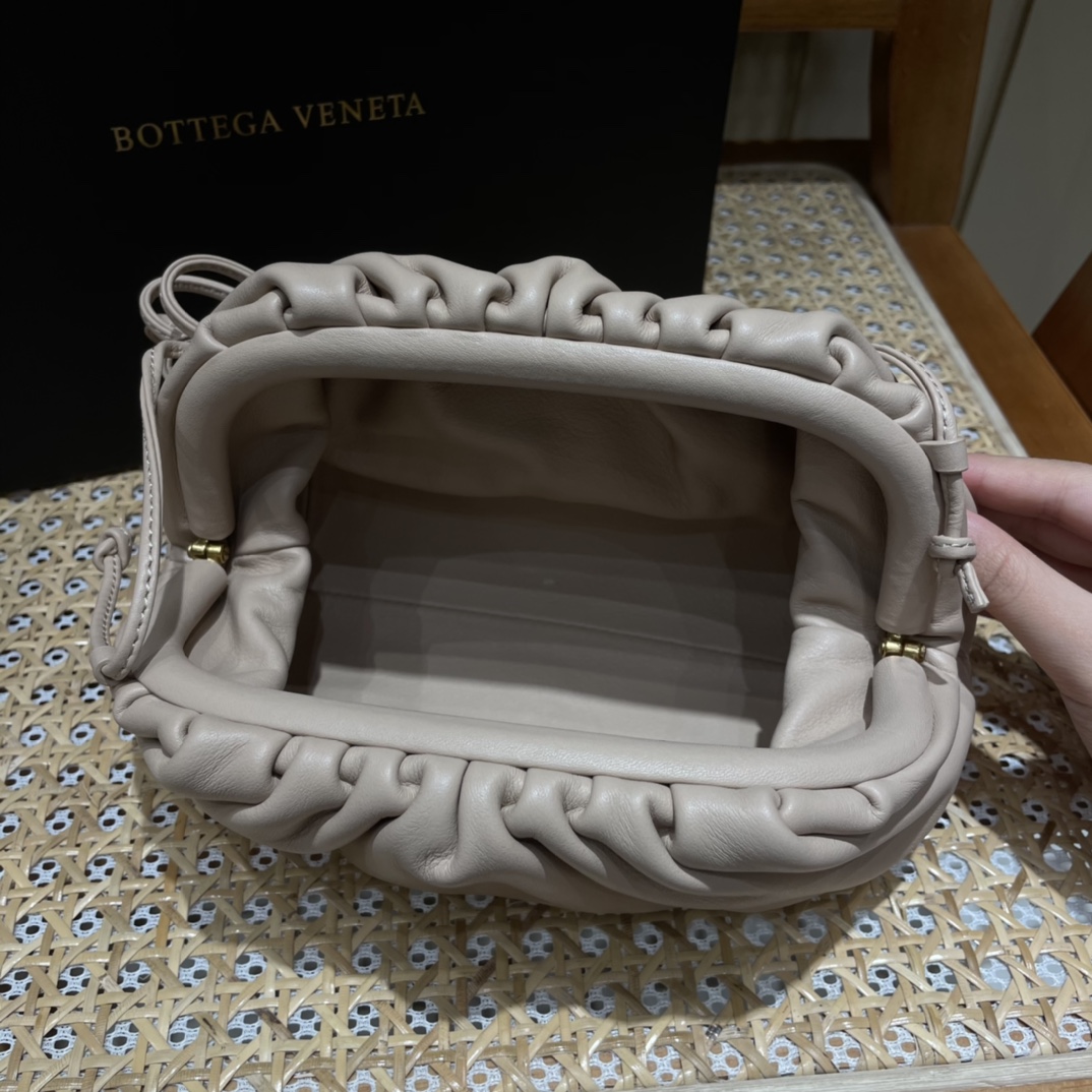 Bottega Veneta ๐๐๐ ๐๐๐๐ ๐๐๐๐พ๐ 22CM ไบๆตๅ
585852ๅฅถ่ถ่ฒ