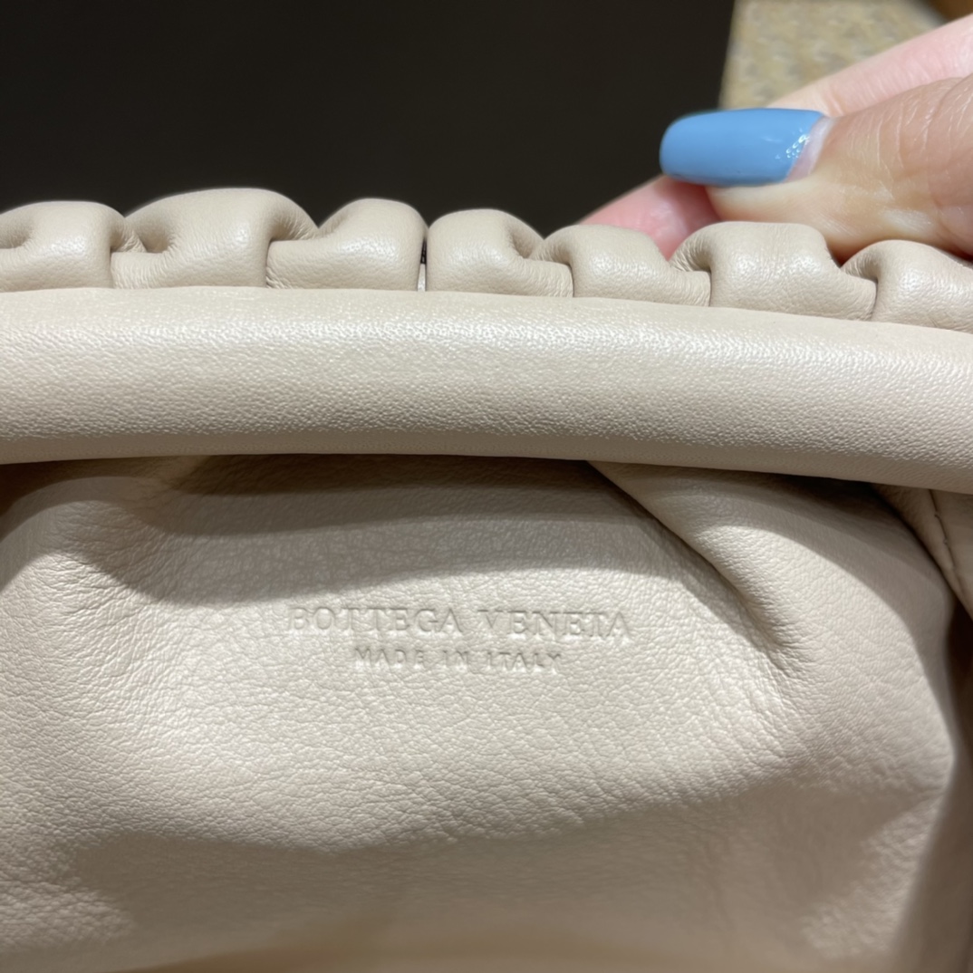 Bottega Veneta ๐๐๐ ๐๐๐๐ ๐๐๐๐พ๐ 22CM ไบๆตๅ
585852ๅฅถ่ถ่ฒ