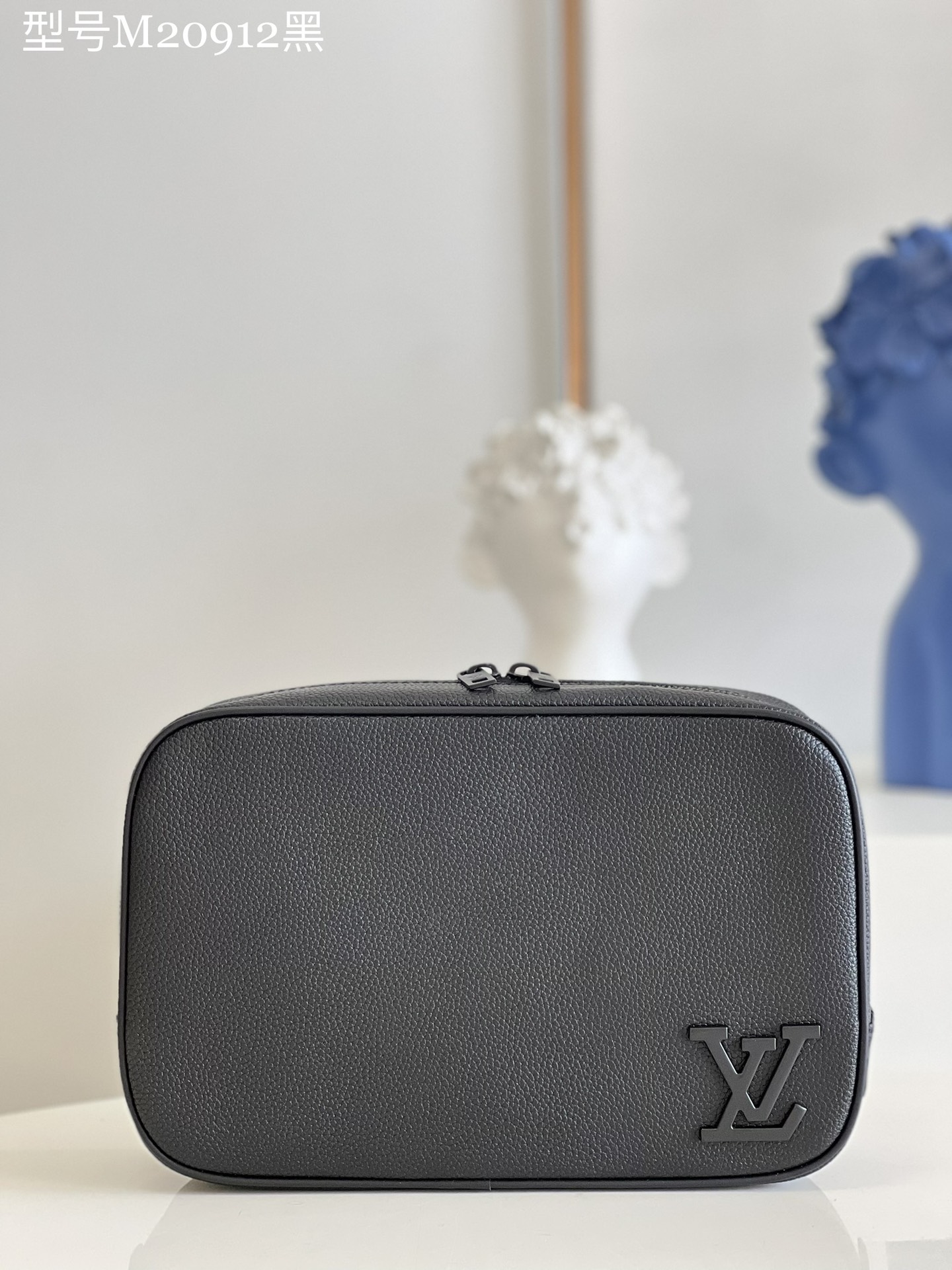 NO:399570,[Exclusive real photo M20912 black] Nowadays, travelers all want to have a practical toilet bag that can be easily placed in the suitcase for short trips. This large toilet bag is made of black grain leather and has distinctive features. Size 26 x 17 x 7 cm Z.,LV [original leather],louis vuitton19860909【独家实拍M20912黑】如今,旅行者们都希望拥有一款实用的盥洗包可轻松放入行李箱,作短途旅行之用.此款大号盥洗袋由黑色粒面皮革制成,特色鲜明. 尺寸26 x 17 x 7 厘米 Z.,LV【原厂皮】,louis vuitton,Bag