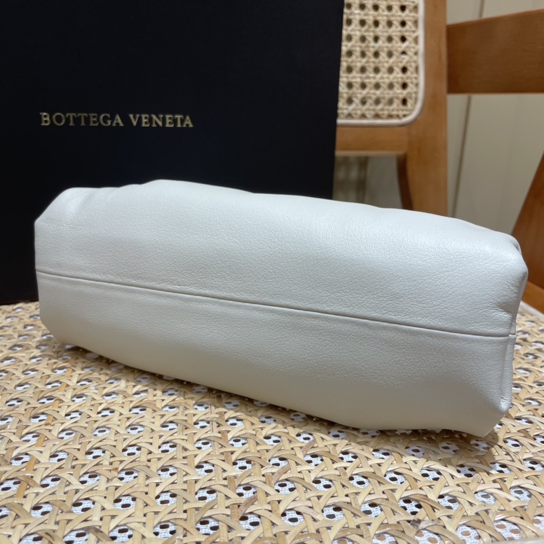 Bottega Veneta 𝙏𝙃𝙀 𝙈𝙄𝙉𝙄 𝙋𝙊𝙐𝘾𝙃 22CM 云朵包 585852白色