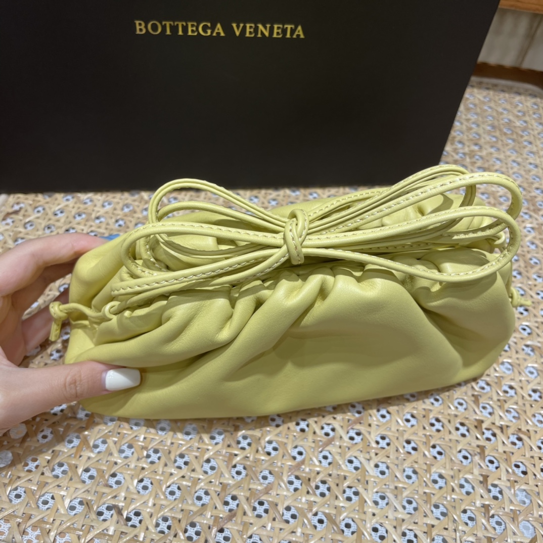 Bottega Veneta 𝙏𝙃𝙀 𝙈𝙄𝙉𝙄 𝙋𝙊𝙐𝘾𝙃 22CM 云朵包 585852蛋黄色