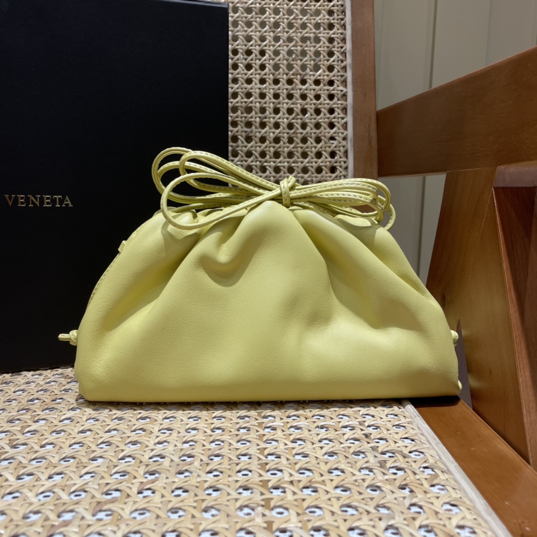 Bottega Veneta 𝙏𝙃𝙀 𝙈𝙄𝙉𝙄 𝙋𝙊𝙐𝘾𝙃 22CM 云朵包 585852蛋黄色