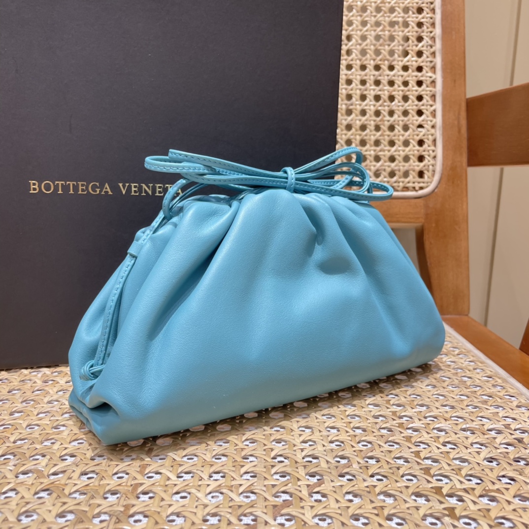Bottega Veneta 𝙏𝙃𝙀 𝙈𝙄𝙉𝙄 𝙋𝙊𝙐𝘾𝙃 22CM 云朵包 585852油画蓝