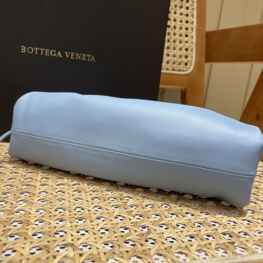 Bottega Veneta 𝙏𝙃𝙀 𝙈𝙄𝙉𝙄 𝙋𝙊𝙐𝘾𝙃 22CM 云朵包 585852冰蓝