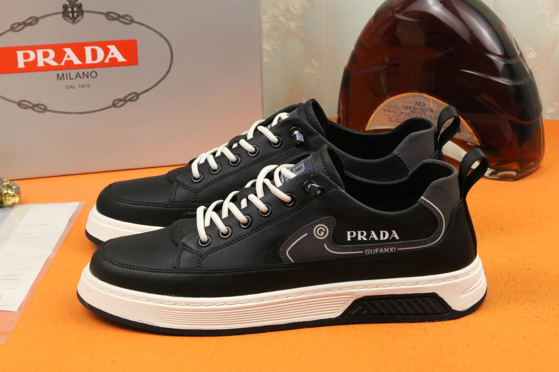 I5 高品质PRADA普拉达上市著名奢侈品牌，专柜同步更新，意大利男鞋时尚杂志季刊封面主推款鞋面采用意大利进口小牛皮，羊皮内里。原版防滑橡胶大底，上脚舒适有型。 细节无可挑剔。