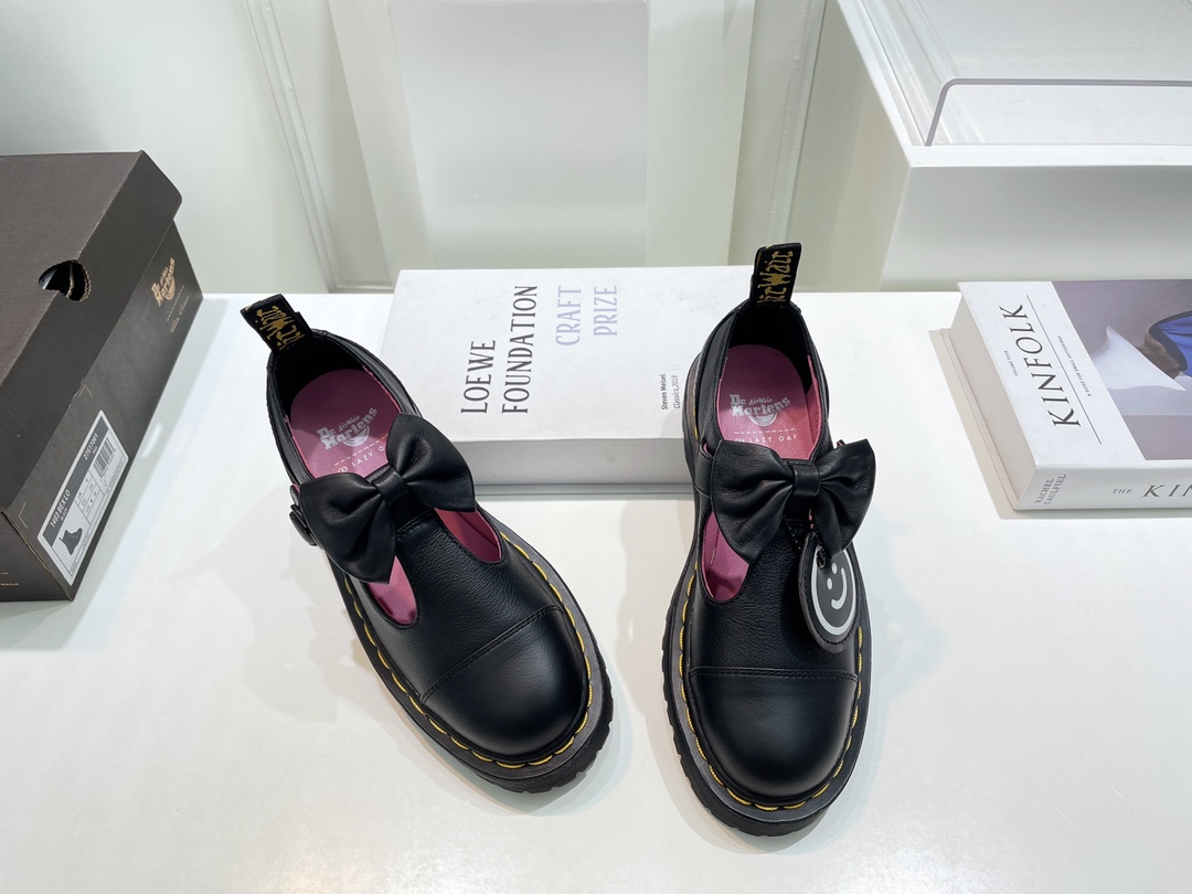 Danish Design: Dr. Martens Autumn Shoes with Thick Delaford Soles - 图片 2