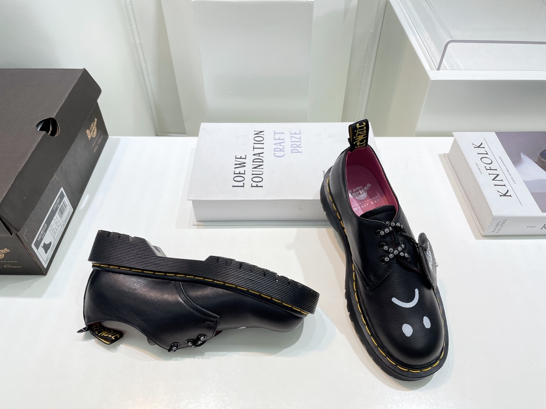 “Delaford Shoes: Dr. Martens Autumn Bang Series 2022, 700 Quid Monopoly Top Edition” - 图片 7