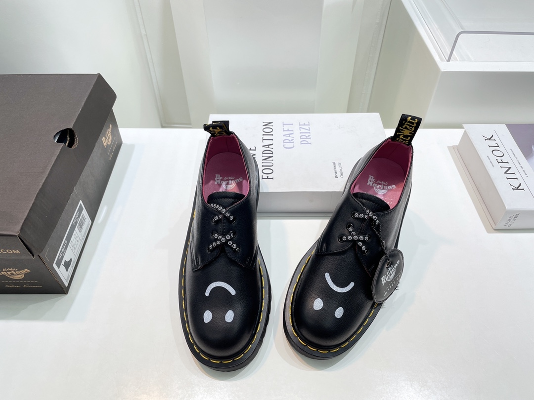 “Delaford Shoes: Dr. Martens Autumn Bang Series 2022, 700 Quid Monopoly Top Edition” - 图片 2