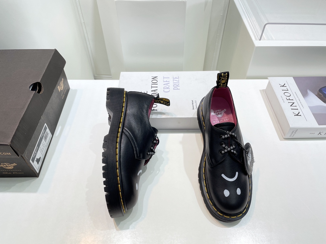 “Delaford Shoes: Dr. Martens Autumn Bang Series 2022, 700 Quid Monopoly Top Edition” - 图片 4