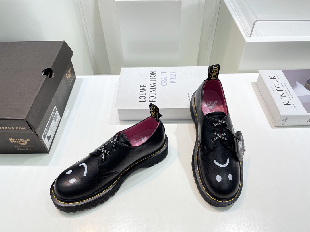 “Delaford Shoes: Dr. Martens Autumn Bang Series 2022, 700 Quid Monopoly Top Edition” - 图片 3