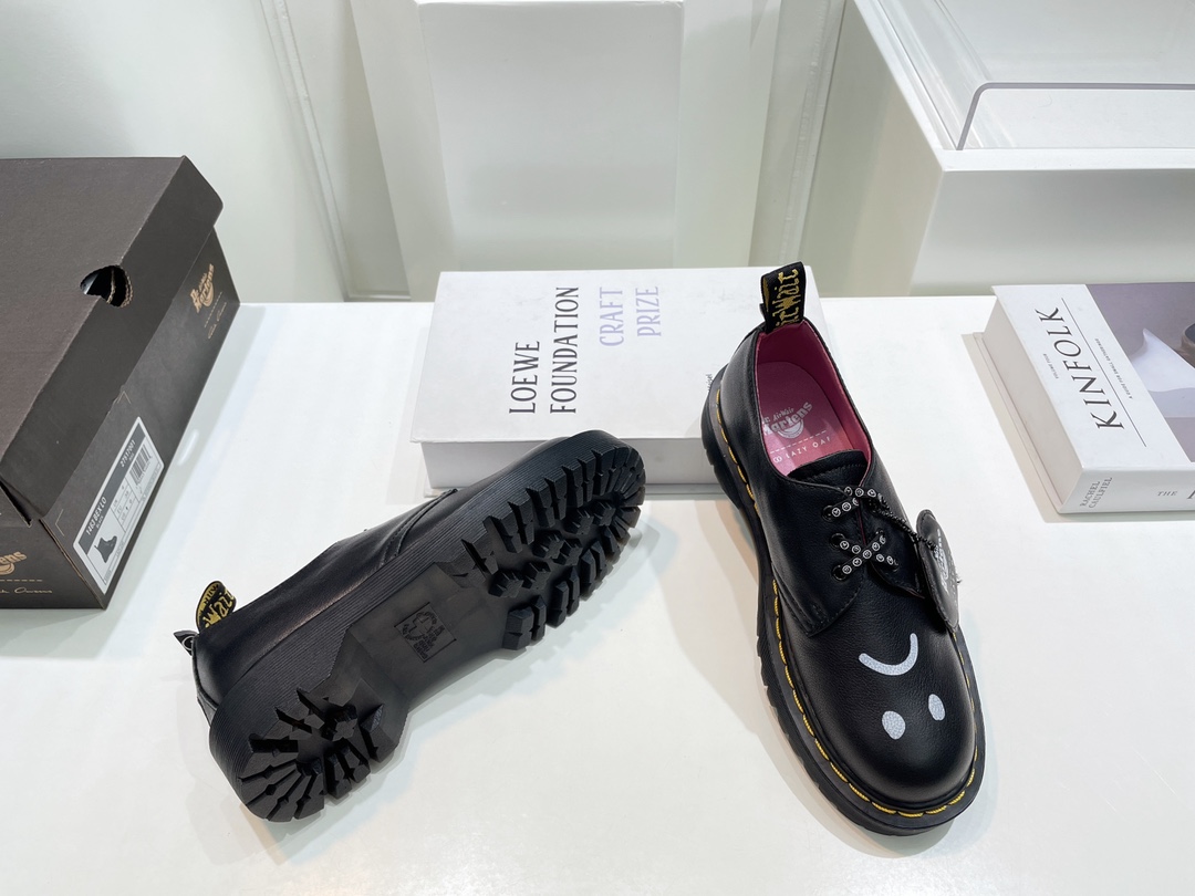 “Delaford Shoes: Dr. Martens Autumn Bang Series 2022, 700 Quid Monopoly Top Edition” - 图片 9