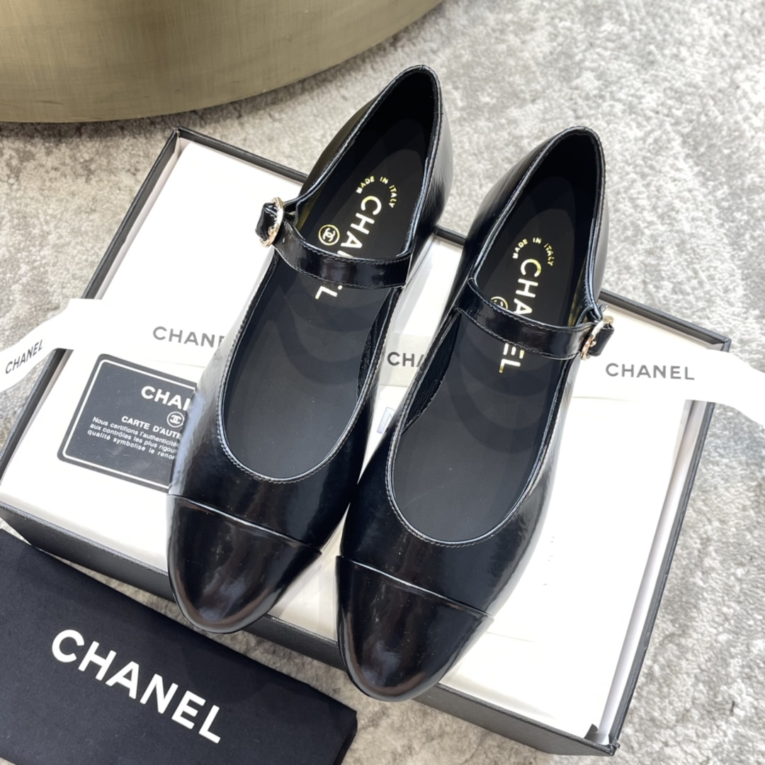 CHANEL Mary Jane сандалии подиумная модель подкладка из овечьей кожи подошва из натуральной итальянской кожи подчеркивает белизну кожи и добавляет элегантности