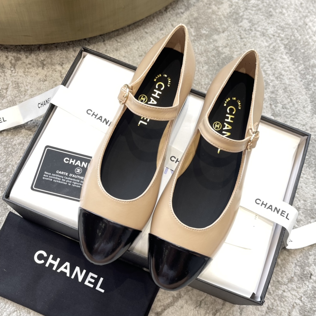 CHANEL Mary Jane сандалии подиумная модель подкладка из овечьей кожи подошва из натуральной итальянской кожи подчеркивает белизну кожи и добавляет элегантности
