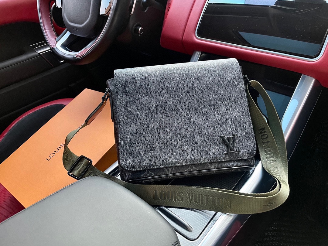 J5 高端货 “Louis Vuutton”邮差包 M45627NEW DISTRICT 小号邮差包 本款 District 小号邮差包取材 Monogram Ecli详细特征 25 x 22 x 7 厘米 长度 x 高 x 宽 * \t\tMonogram Ecli* \t\t织物内衬 * \t\t牛皮饰边 * \t\t金属件 * \t\t哑光  Louis Vuitton 路易威登 LV  标识牌 * \t\t磁扣开合 * \t\ti内贴袋 * \t\t翻盖下有贴袋 * \t\t皮革标签 * \t\t肩带：不可拆卸，可调节 * \t\t包带半长：31.0 厘米 * \t\t包带半长可调至：62.0 厘米 * 配：折叠礼盒 P200