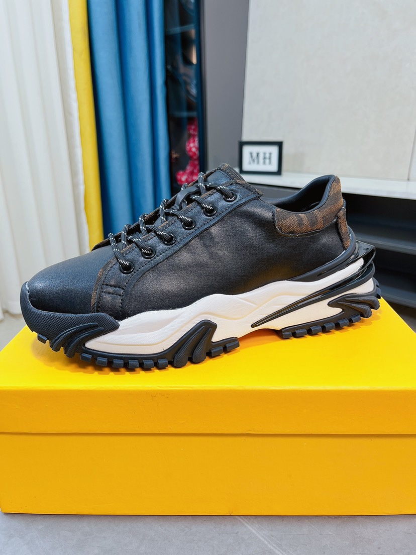 I5  Fendi  芬迪 经典舒适男士，牛皮压花真皮内里原版超轻橡胶材质粗纹大底 这种独特的轻薄风格适合这个季节的随意而精致的感性，上脚舒适自然 秋冬休闲出行日常款38\/44