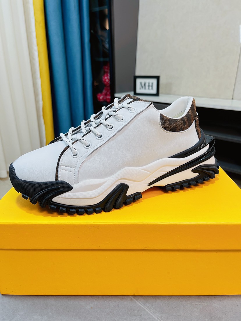 I5  Fendi  芬迪 经典舒适男士，牛皮压花真皮内里原版超轻橡胶材质粗纹大底 这种独特的轻薄风格适合这个季节的随意而精致的感性，上脚舒适自然 秋冬休闲出行日常款38\/44