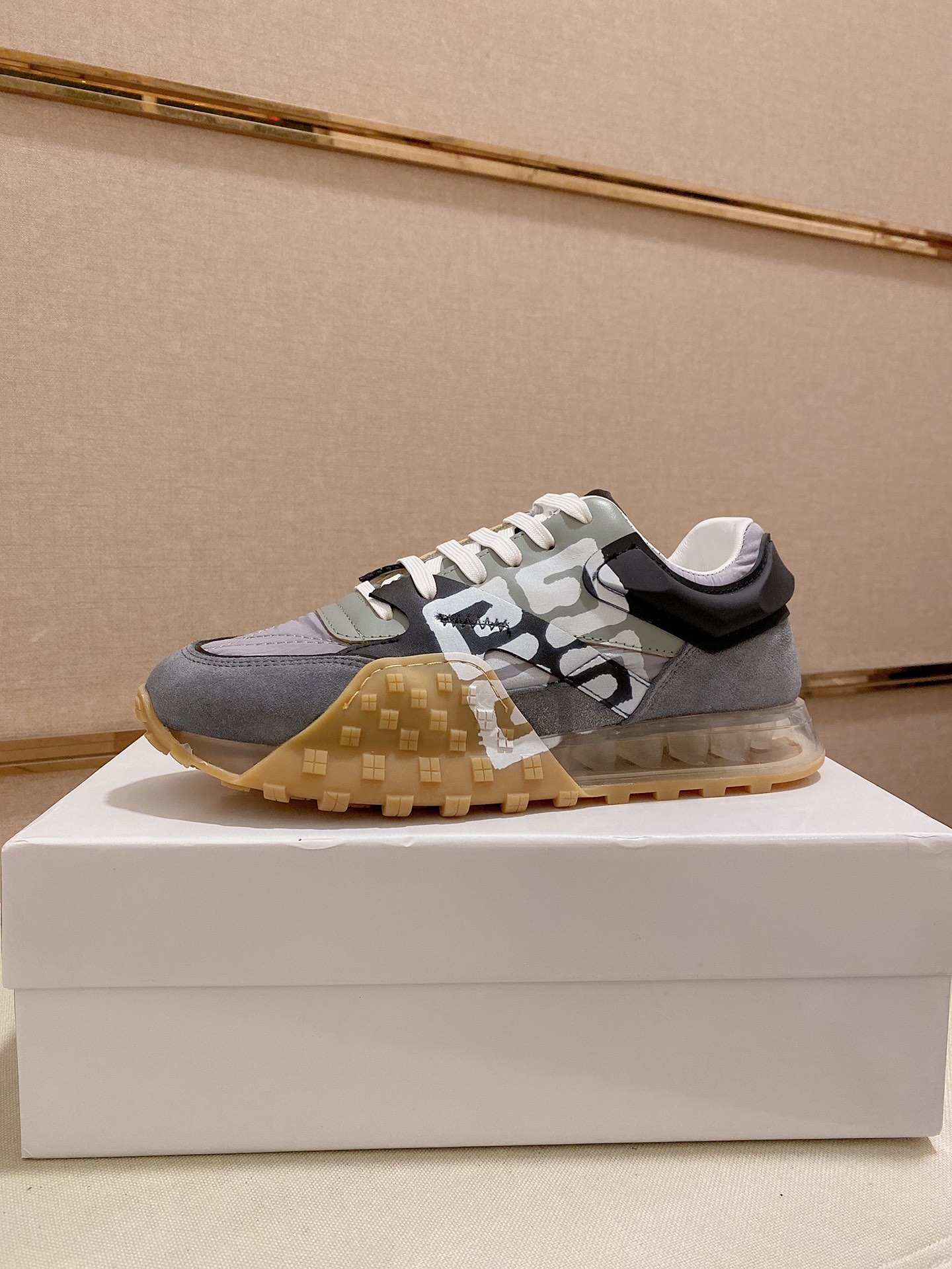 K0   Givenchy  纪梵希  专柜同步 人手一双 不容错过 专柜买版 完全1:1 开模定制顶级版本 原版展示提供对比 让大货做到和原版0区别实物和图片来见证1面料：原版头层牛皮 2内里：原版弹力布配牛皮内里 干爽 舒适3鞋底：正品独家私模气垫大底