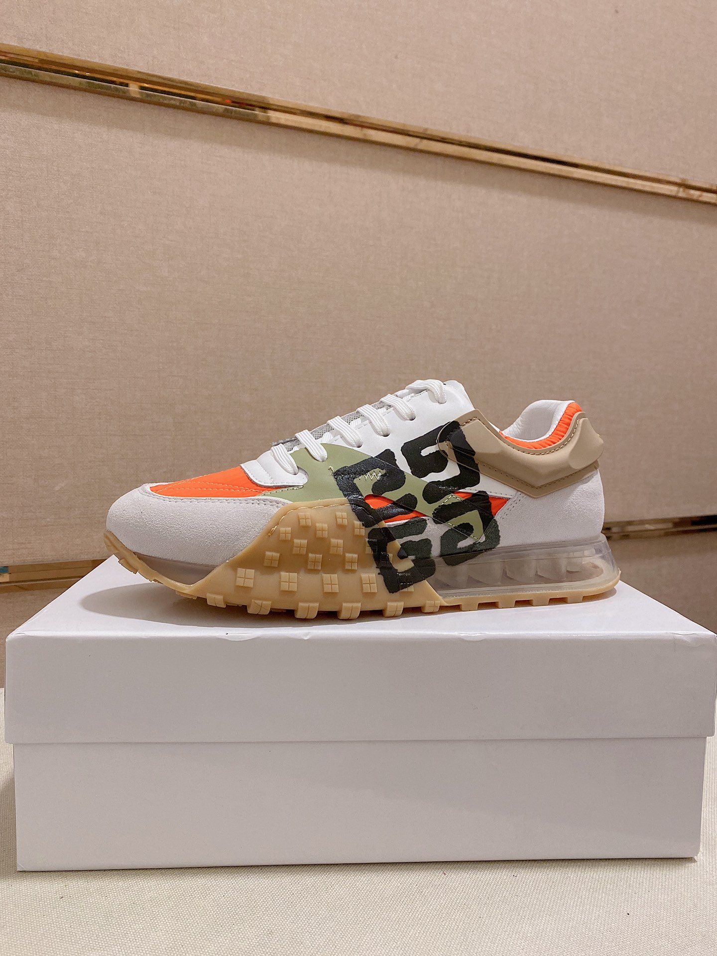 K0   Givenchy  纪梵希  专柜同步 人手一双 不容错过 专柜买版 完全1:1 开模定制顶级版本 原版展示提供对比 让大货做到和原版0区别实物和图片来见证1面料：原版头层牛皮 2内里：原版弹力布配牛皮内里 干爽 舒适3鞋底：正品独家私模气垫大底