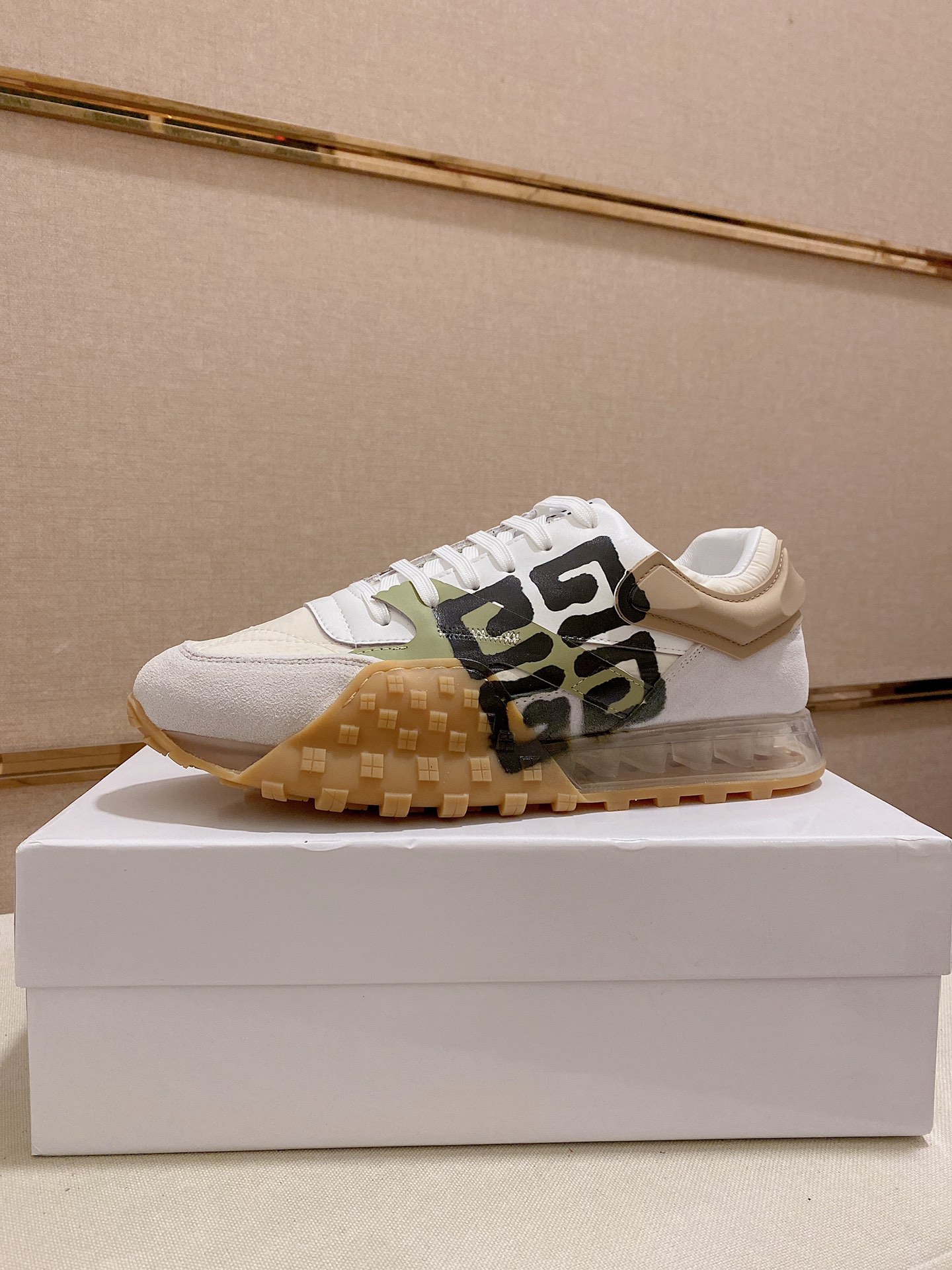 K0   Givenchy  纪梵希  专柜同步 人手一双 不容错过 专柜买版 完全1:1 开模定制顶级版本 原版展示提供对比 让大货做到和原版0区别实物和图片来见证1面料：原版头层牛皮 2内里：原版弹力布配牛皮内里 干爽 舒适3鞋底：正品独家私模气垫大底