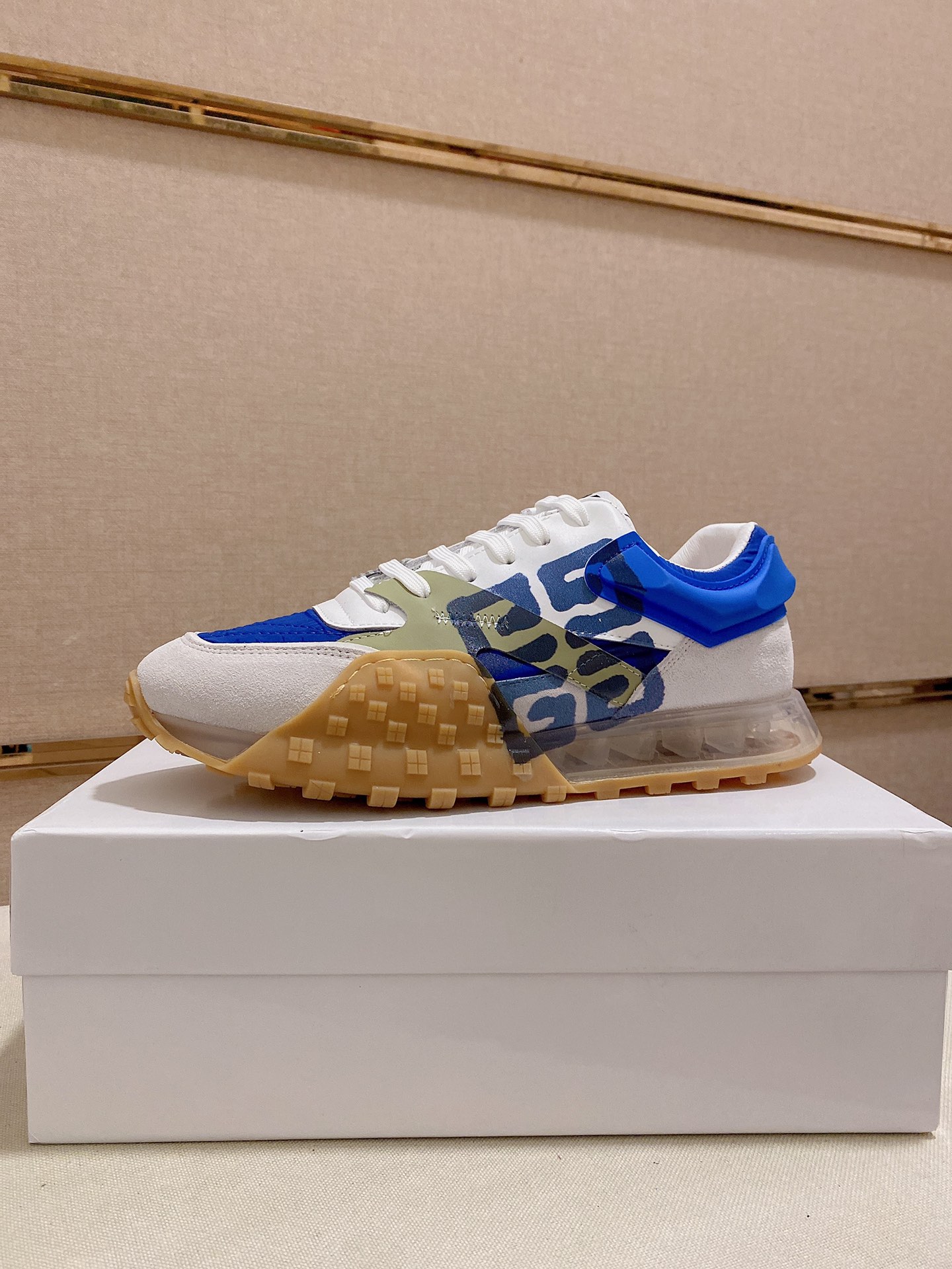 K0   Givenchy  纪梵希  专柜同步 人手一双 不容错过 专柜买版 完全1:1 开模定制顶级版本 原版展示提供对比 让大货做到和原版0区别实物和图片来见证1面料：原版头层牛皮 2内里：原版弹力布配牛皮内里 干爽 舒适3鞋底：正品独家私模气垫大底