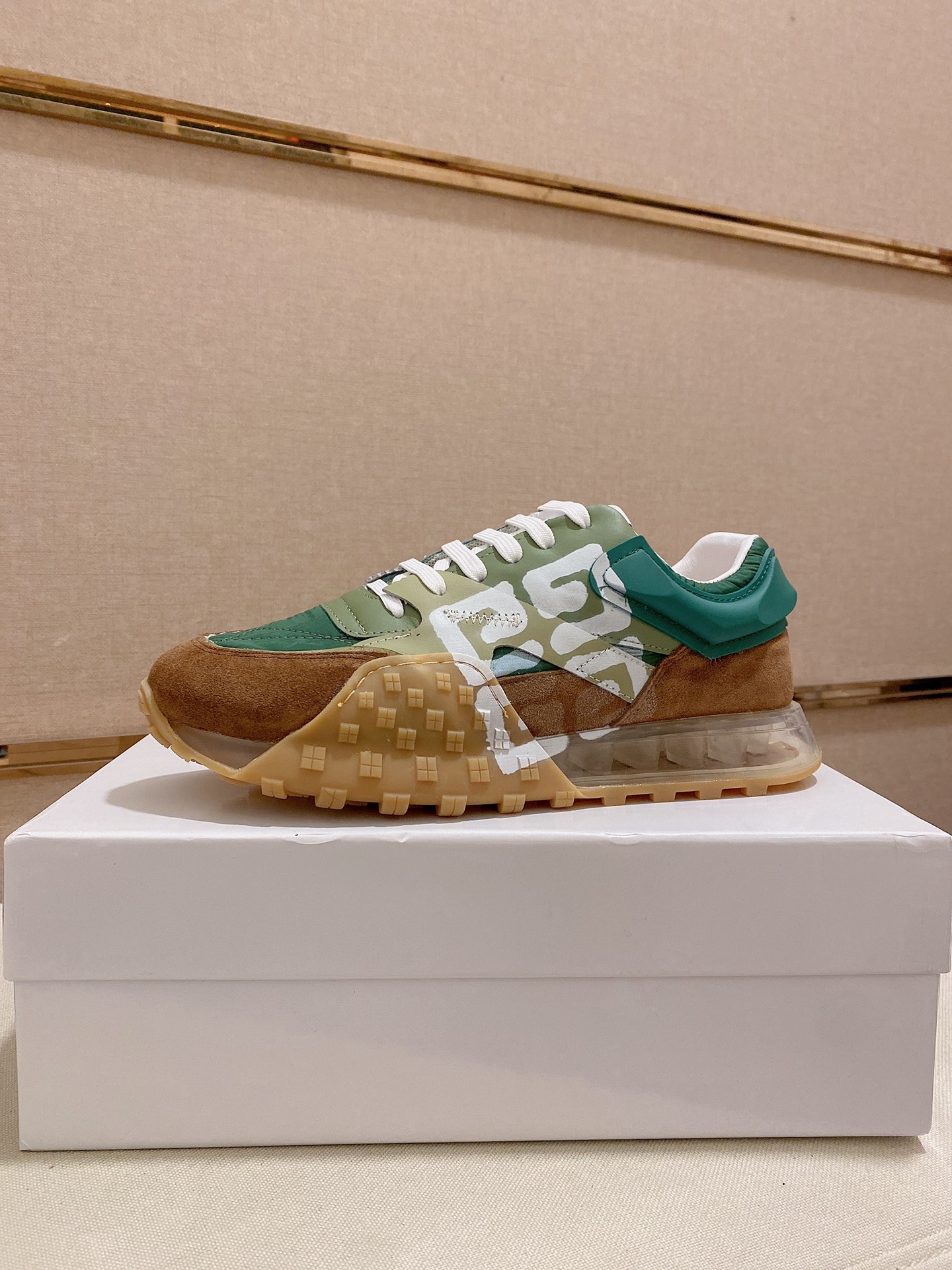 K0   Givenchy  纪梵希  专柜同步 人手一双 不容错过 专柜买版 完全1:1 开模定制顶级版本 原版展示提供对比 让大货做到和原版0区别实物和图片来见证1面料：原版头层牛皮 2内里：原版弹力布配牛皮内里 干爽 舒适3鞋底：正品独家私模气垫大底