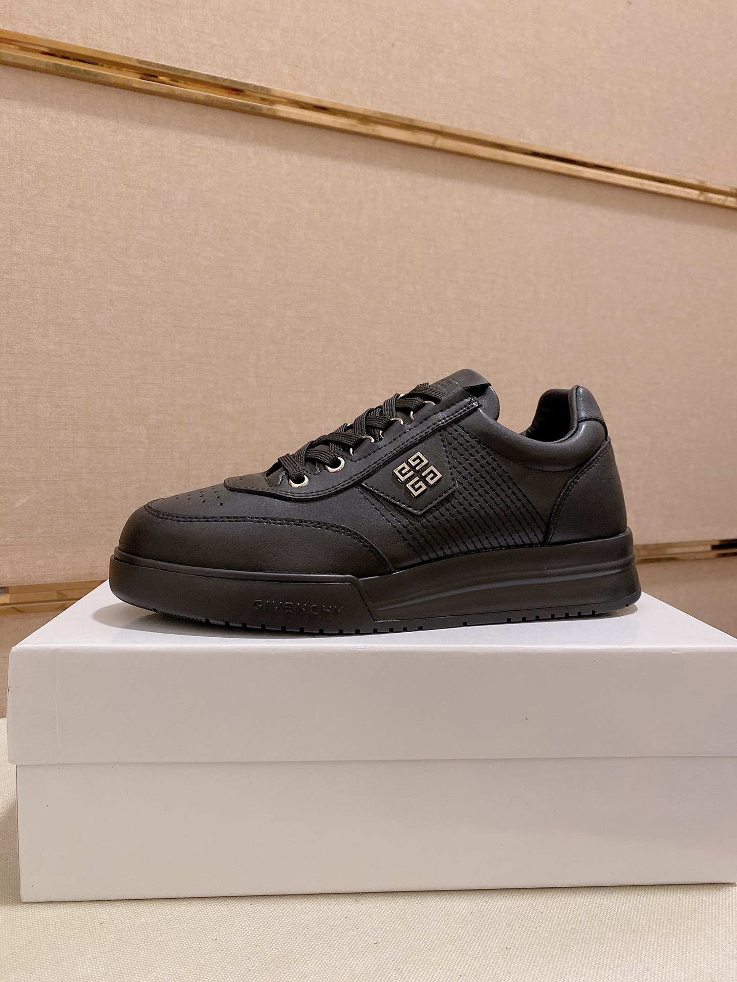 J5   Givenchy  纪梵希  专柜同步 人手一双 不容错过 专柜买版 完全1:1 开模定制顶级版本 原版展示提供对比 让大货做到和原版0区别实物和图片来见证1面料：原版头层牛皮 2内里：原版牛皮内里 干爽 舒适3鞋底：正品独家私模气垫大底