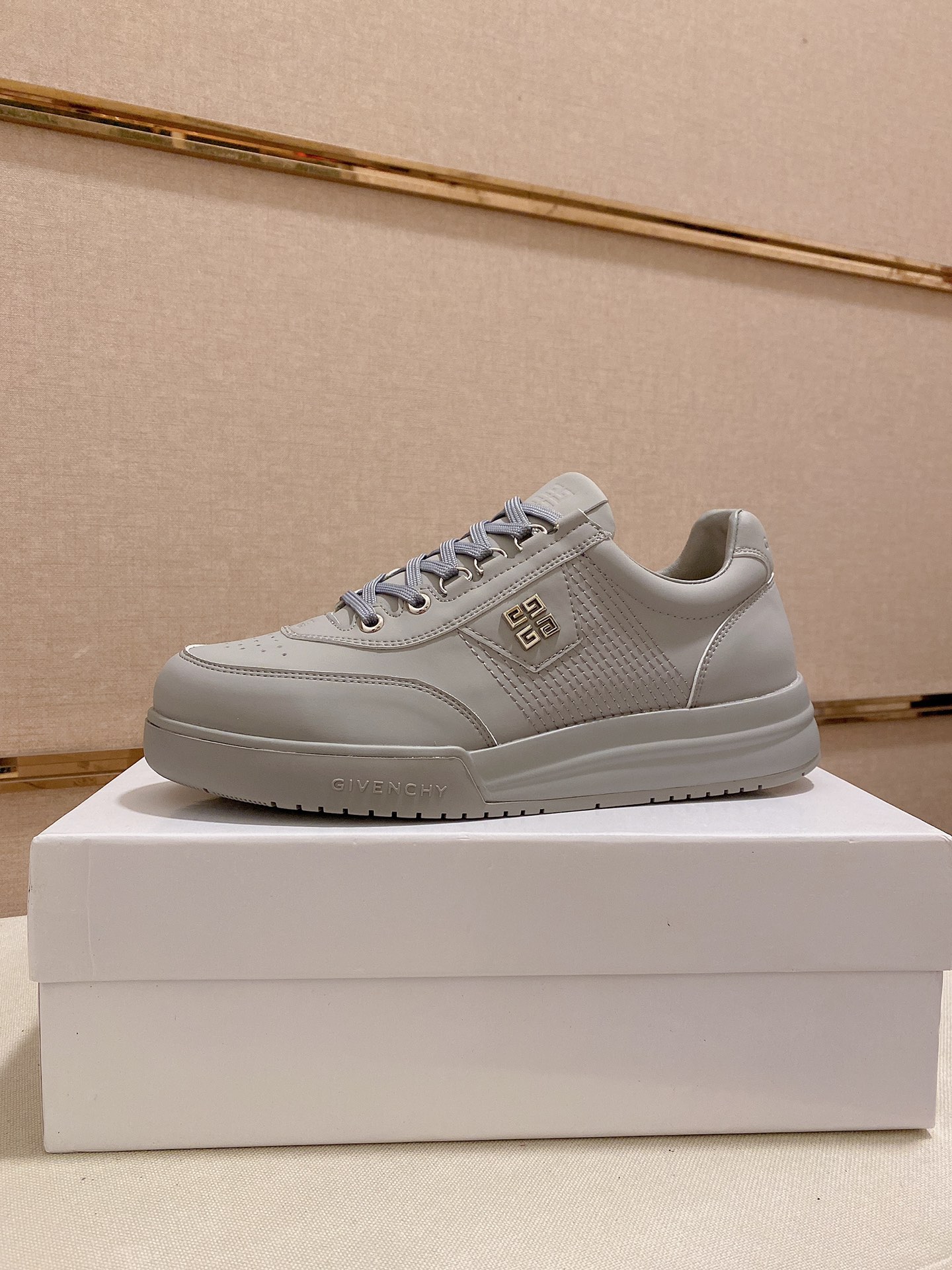 J5   Givenchy  纪梵希  专柜同步 人手一双 不容错过 专柜买版 完全1:1 开模定制顶级版本 原版展示提供对比 让大货做到和原版0区别实物和图片来见证1面料：原版头层牛皮 2内里：原版牛皮内里 干爽 舒适3鞋底：正品独家私模气垫大底