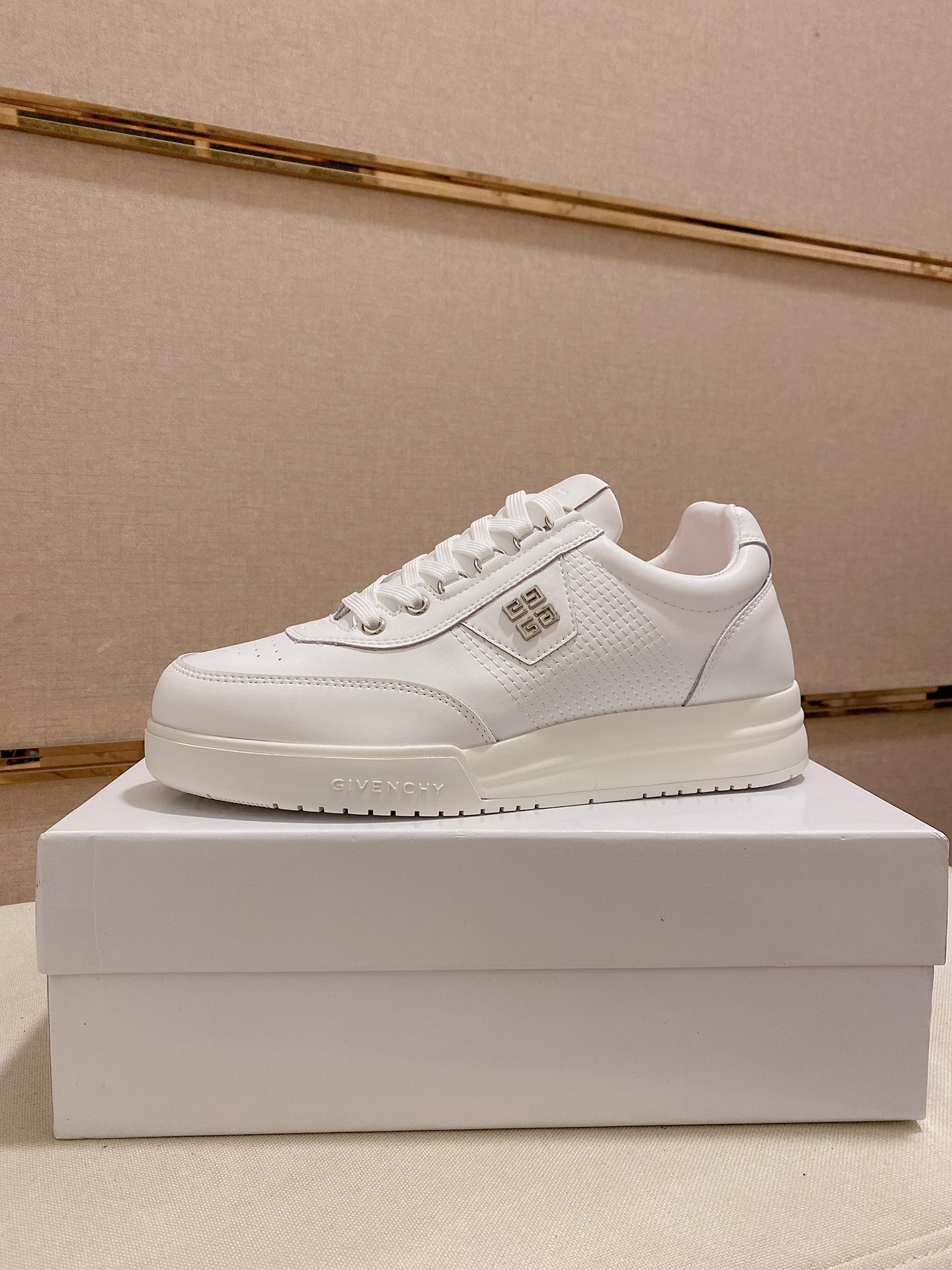 J5   Givenchy  纪梵希  专柜同步 人手一双 不容错过 专柜买版 完全1:1 开模定制顶级版本 原版展示提供对比 让大货做到和原版0区别实物和图片来见证1面料：原版头层牛皮 2内里：原版牛皮内里 干爽 舒适3鞋底：正品独家私模气垫大底