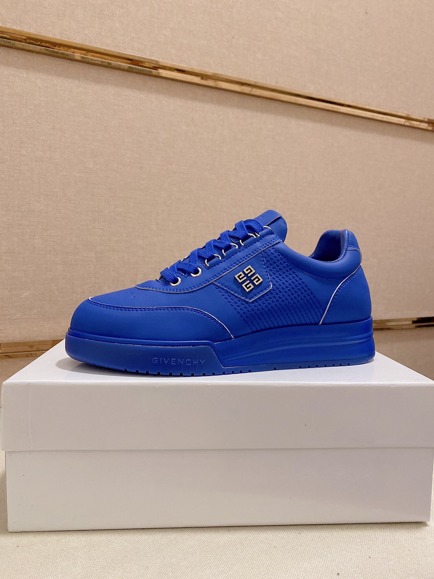 J5   Givenchy  纪梵希  专柜同步 人手一双 不容错过 专柜买版 完全1:1 开模定制顶级版本 原版展示提供对比 让大货做到和原版0区别实物和图片来见证1面料：原版头层牛皮 2内里：原版牛皮内里 干爽 舒适3鞋底：正品独家私模气垫大底