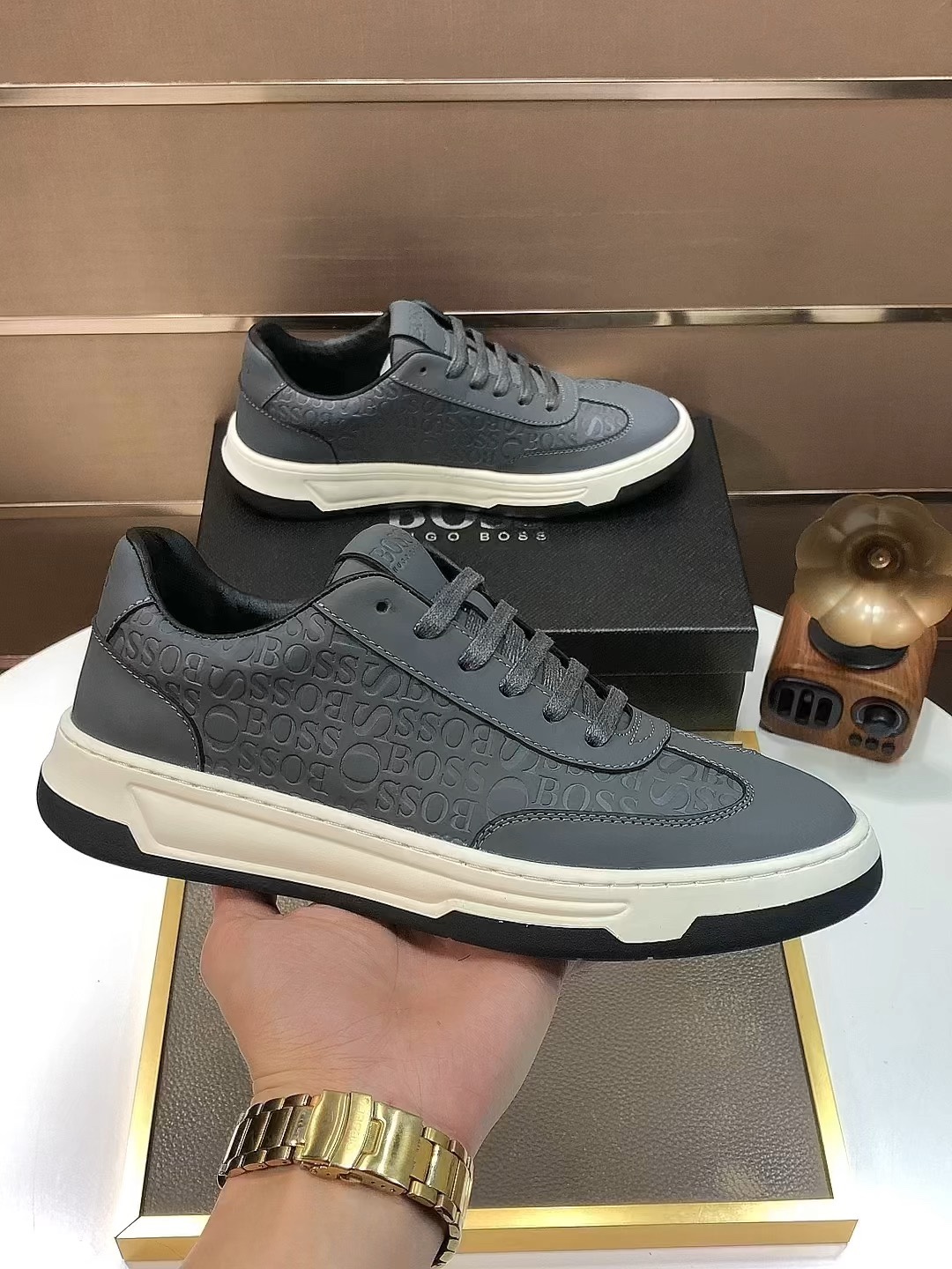 I5 BOSS最新休闲男鞋，欢迎1:1对比，爆单款BOSS香港专柜休闲鞋，专柜品质，验货，优质做工，鞋面采用意大利进口胎牛皮拼接布料进口透气羊皮内里，原版时尚运动大底 ，休闲时尚，高端品质，