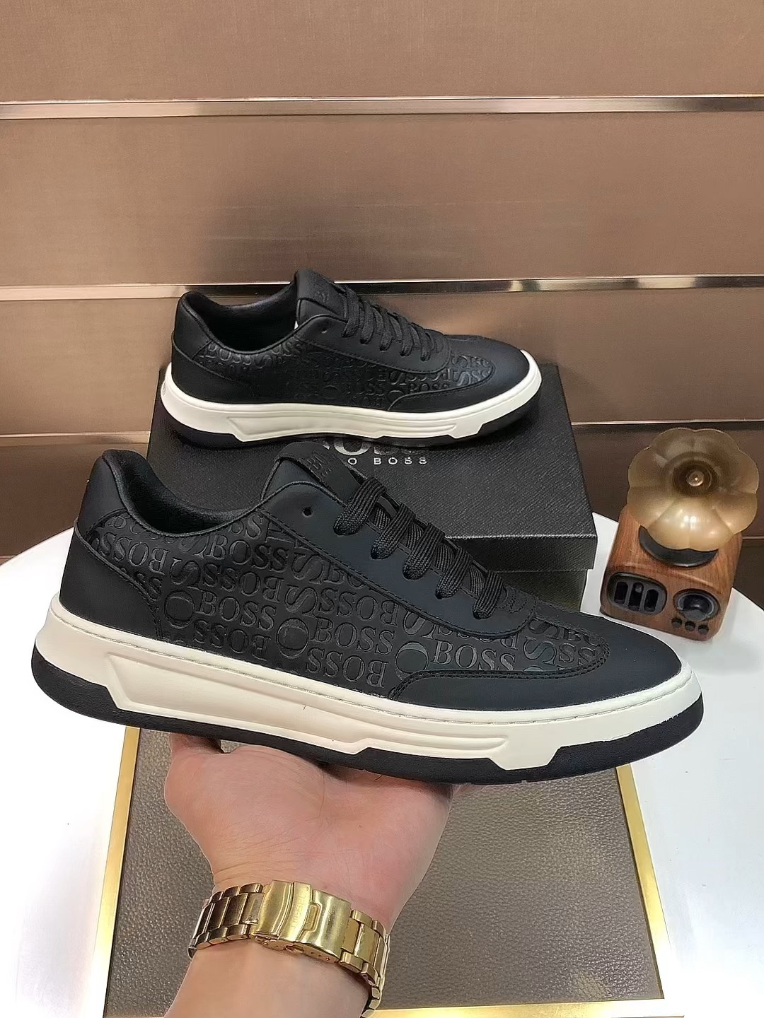 I5 BOSS最新休闲男鞋，欢迎1:1对比，爆单款BOSS香港专柜休闲鞋，专柜品质，验货，优质做工，鞋面采用意大利进口胎牛皮拼接布料进口透气羊皮内里，原版时尚运动大底 ，休闲时尚，高端品质，