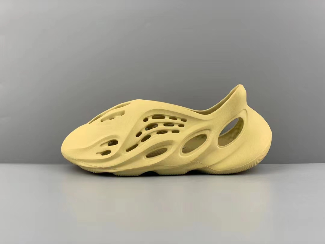Kanye x Yeezy Foam 椰子洞洞跑鞋。采用EVA一体成形。工程力设计鞋底，码数：36-47