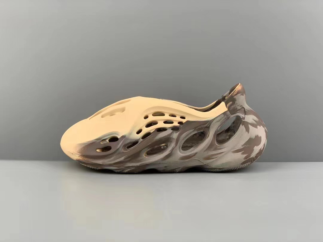 Kanye x Yeezy Foam 椰子洞洞跑鞋。采用EVA一体成形。工程力设计鞋底，码数：36-47