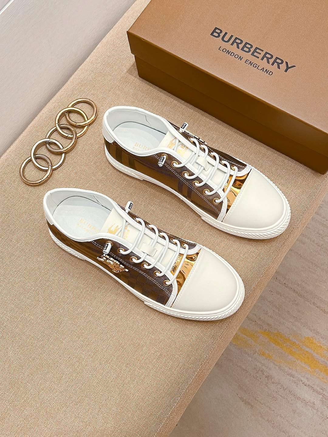 I0   巴宝莉 Burberry 经典休闲鞋 2022休闲运动男鞋，懒人套脚板鞋 帆船鞋 全新米兰时装时尚的设计，完美做工，原版复刻 骑士花纹 材质：头层牛皮柔软舒适，羊皮鞋垫，适合户外青年跑步户外司机驾车鞋 套脚方便 懒人乐福首选原版橡胶耐磨大底，男鞋