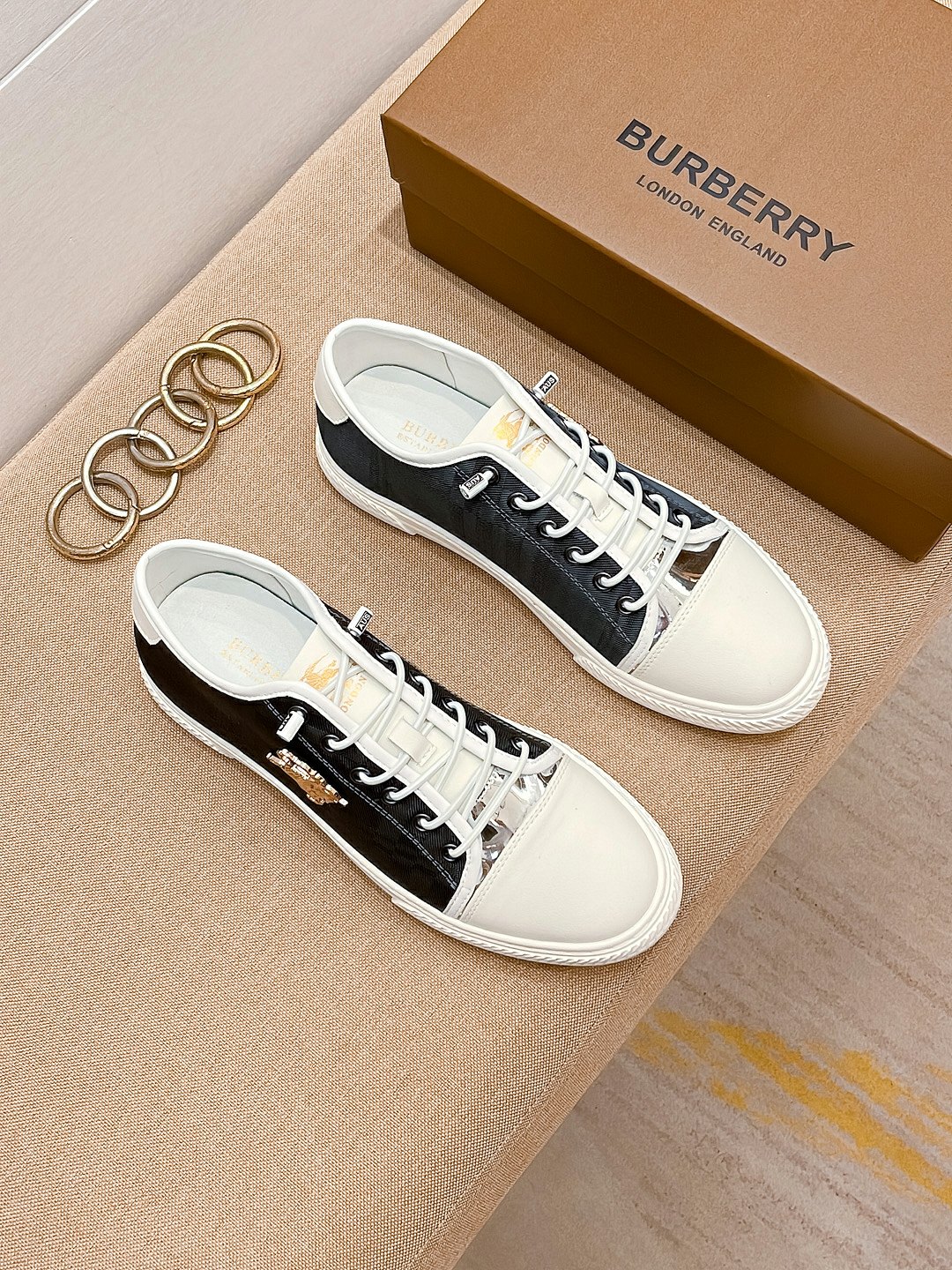 I0   巴宝莉 Burberry 经典休闲鞋 2022休闲运动男鞋，懒人套脚板鞋 帆船鞋 全新米兰时装时尚的设计，完美做工，原版复刻 骑士花纹 材质：头层牛皮柔软舒适，羊皮鞋垫，适合户外青年跑步户外司机驾车鞋 套脚方便 懒人乐福首选原版橡胶耐磨大底，男鞋