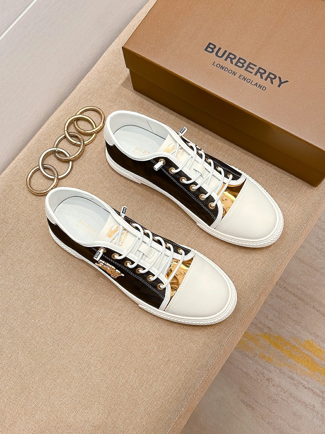 I0   巴宝莉 Burberry 经典休闲鞋 2022休闲运动男鞋，懒人套脚板鞋 帆船鞋 全新米兰时装时尚的设计，完美做工，原版复刻 骑士花纹 材质：头层牛皮柔软舒适，羊皮鞋垫，适合户外青年跑步户外司机驾车鞋 套脚方便 懒人乐福首选原版橡胶耐磨大底，男鞋