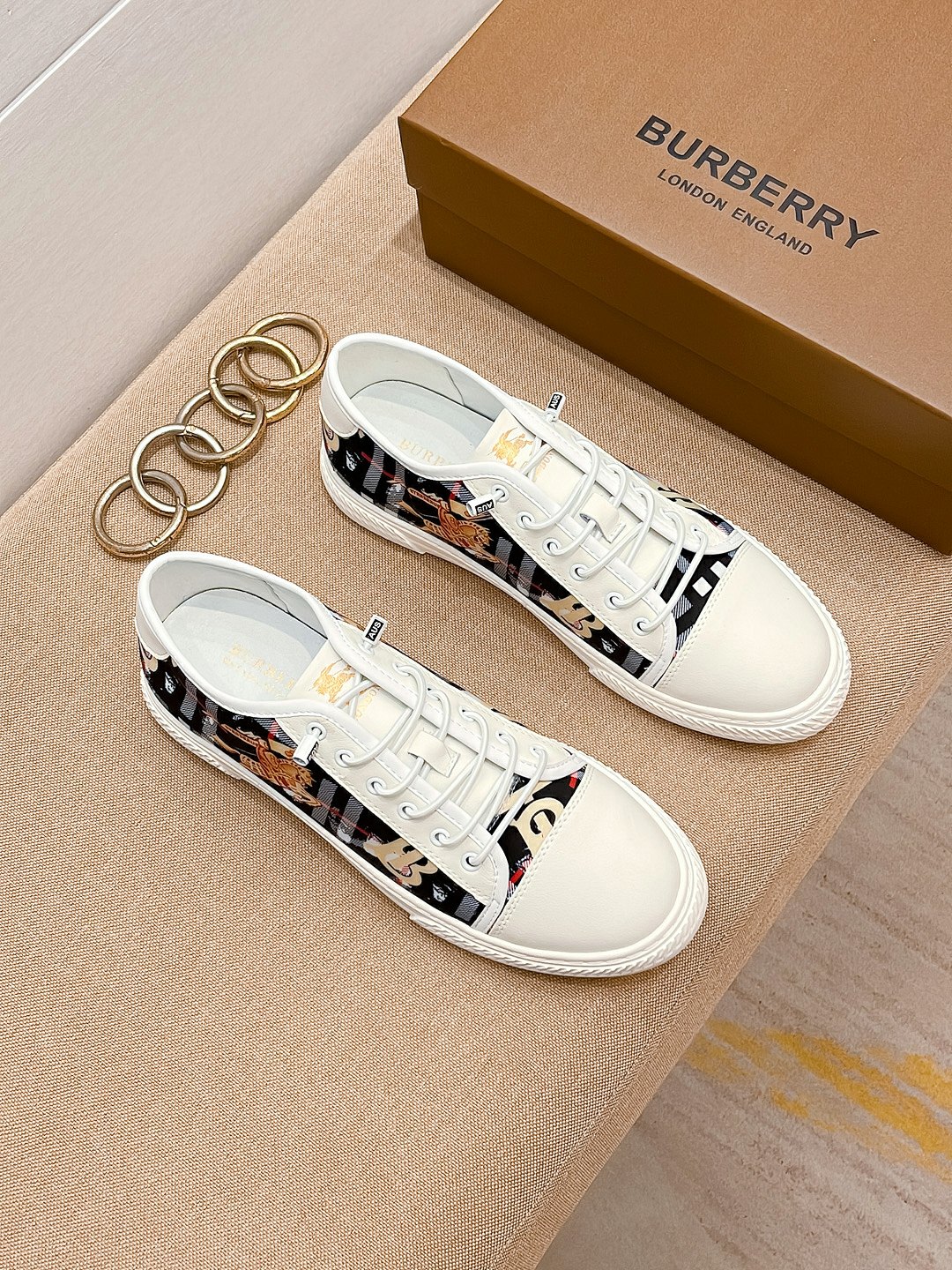 I0   巴宝莉 Burberry 经典休闲鞋 2022休闲运动男鞋，懒人套脚板鞋 帆船鞋 全新米兰时装时尚的设计，完美做工，原版复刻 骑士花纹 材质：头层牛皮柔软舒适，羊皮鞋垫，适合户外青年跑步户外司机驾车鞋 套脚方便 懒人乐福首选原版橡胶耐磨大底，男鞋