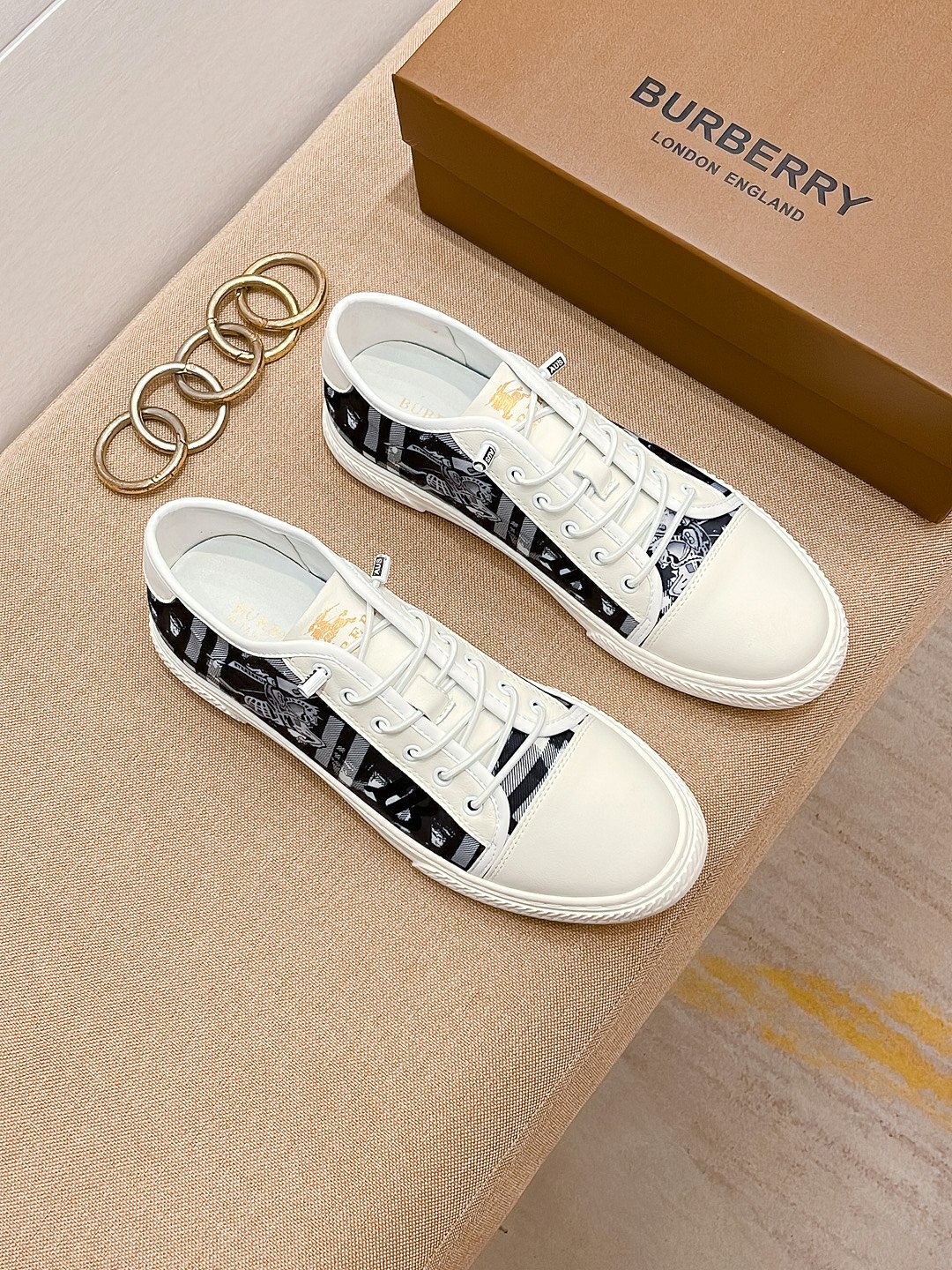 I0   巴宝莉 Burberry 经典休闲鞋 2022休闲运动男鞋，懒人套脚板鞋 帆船鞋 全新米兰时装时尚的设计，完美做工，原版复刻 骑士花纹 材质：头层牛皮柔软舒适，羊皮鞋垫，适合户外青年跑步户外司机驾车鞋 套脚方便 懒人乐福首选原版橡胶耐磨大底，男鞋